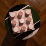 pembe beyaz mermer tic tac toe kuş bakışı