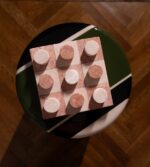 pembe beyaz mermer tic tac toe kuş bakışı