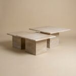 Doğal travertenden üretilmiş, üç parçalı modern tasarıma sahip traverten orta sehpa seti, minimalist ve zamansız form