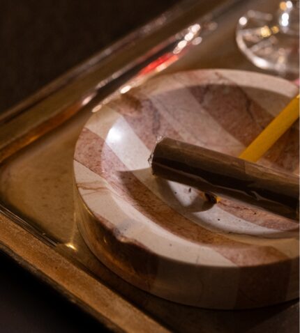 Pembe Çizgili Modern Mermer Kül Tablası