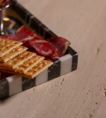 Siyah beyaz yatay çizgili modern mermer sunum tepsisi detayı