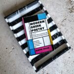 Siyah beyaz yatay çizgili modern mermer sunum tepsisi, mermer bir yüzey üzerinde yer alıyor.