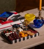 Siyah beyaz yatay çizgili modern mermer sunum tepsisi kullanılan modern bir salon masası