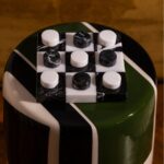 Ahşap parke üzerinde yer alan siyah beyaz kareli bir dama tahtası.