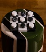 Ahşap parke üzerinde yer alan siyah beyaz kareli bir dama tahtası.