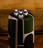 Modern sehpa üstünde bulunan siyah beyaz karelerden oluşan bir oyun tahtası.