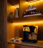 modern ve elit bir dolap içinde sergilenen traverten cevizlik.