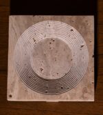 Ahşap bir yüzeyin üstünde duran Traverten Dekoratif Obje kuşbakışı