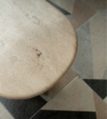 balkonda bulunan beyaz traverten orta sehpa kuş bakışı detayı