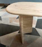 balkonda bulunan beyaz traverten orta sehpa ayakları