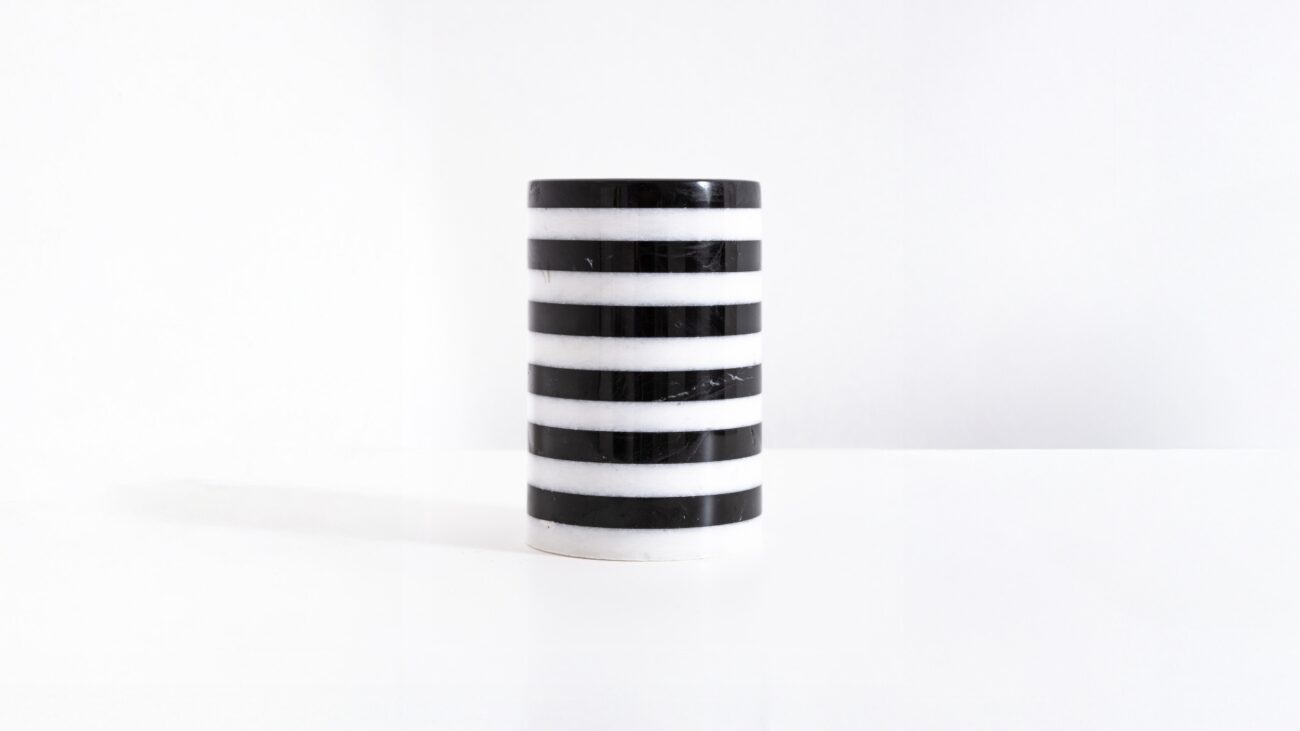 beyaz renkli küçük iskandinav mutfak tasarımı