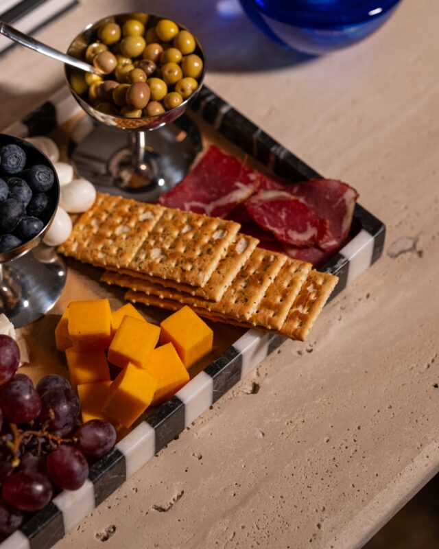 modern siyah beyaz mermer sunum tepsisi