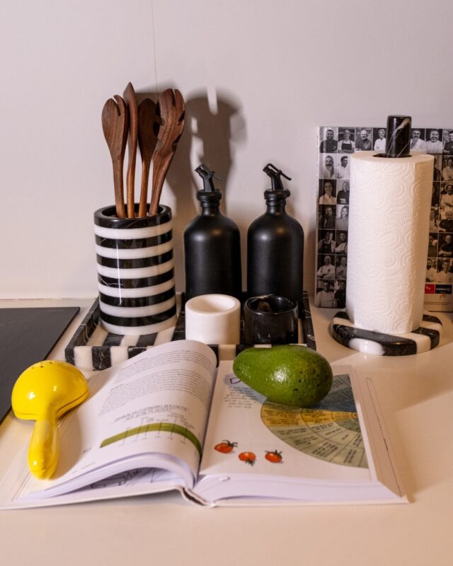 modern bir mutfakta yer alan mermer sunumluk