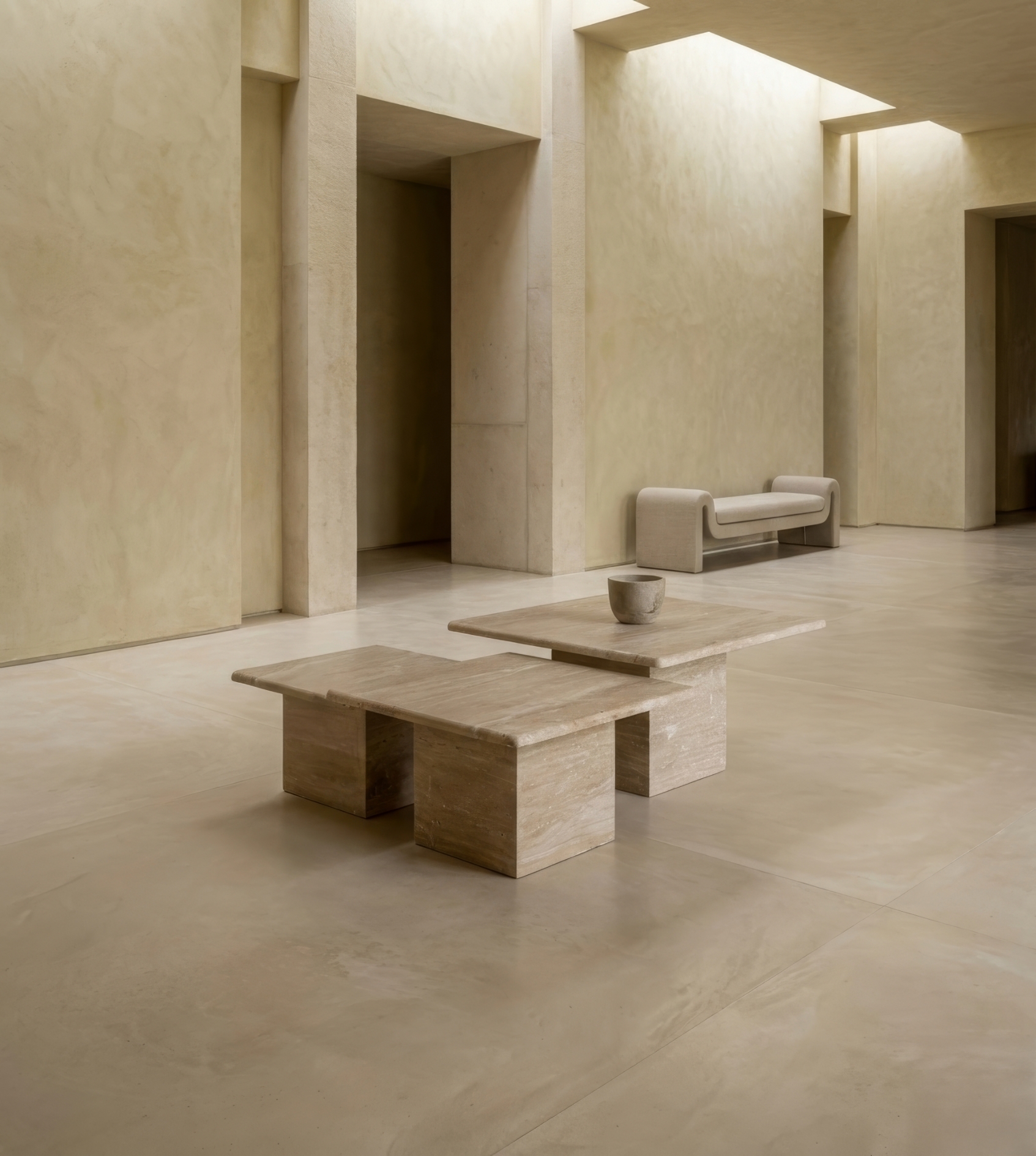 Zamansız tasarıma sahip traverten masa, doğal taş dokusu ve minimalist iç mekân uyumu ile modern bir salonda sergileniyor.