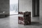 modern mermer yan sehpa modern ve minimal bir salonda