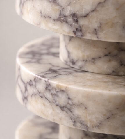 doğal mermer dekoratif yan sehpa disk form yakın çekim